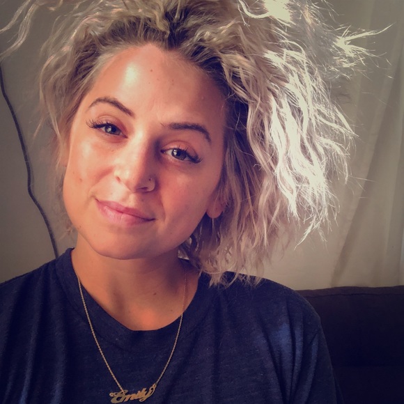 Meet your Posher, Emily - Picture 2 of 4